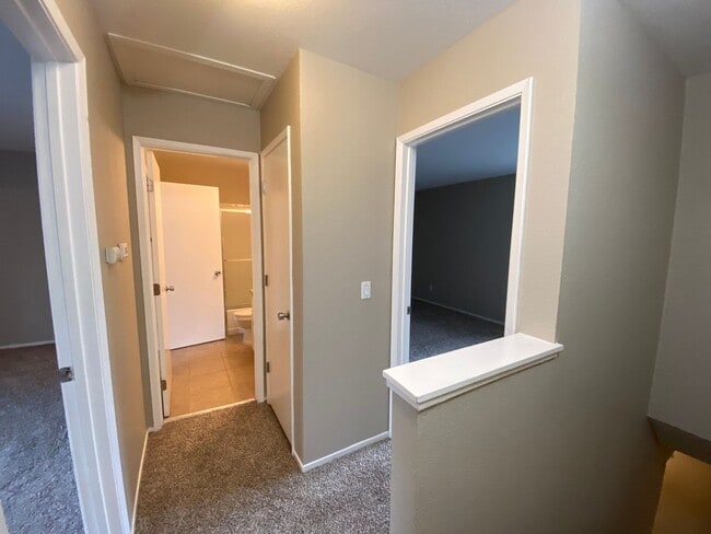 Building Photo - Updated 2 Bedroom Townhome