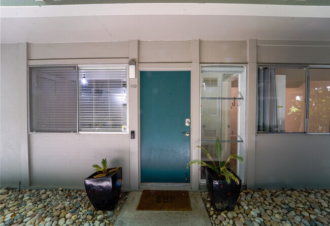 Building Photo - 320 Vía Casitas