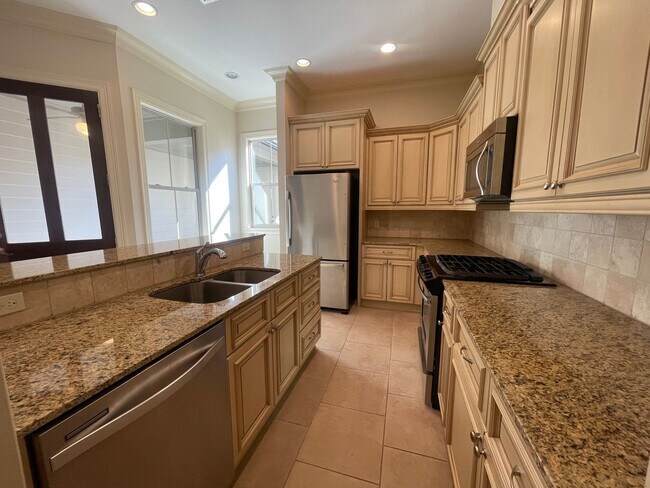 Building Photo - A Great Place To Call Home! Hoa Fees included in Rent