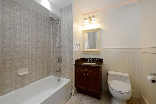 Building Photo - 812 Grand St