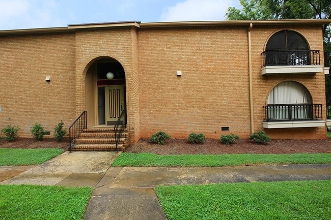 Building Photo - Hillcrest at Brookhaven