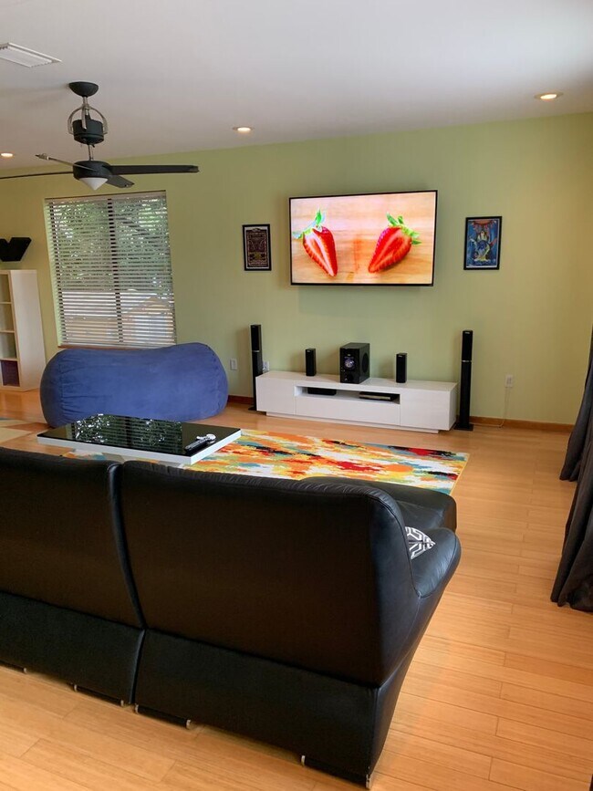 Building Photo - Amazing Non-Furnished 3 story contemporary 4 bedroom, 3 1/2 bathroom, 2 car garage Rental NEAR DO...