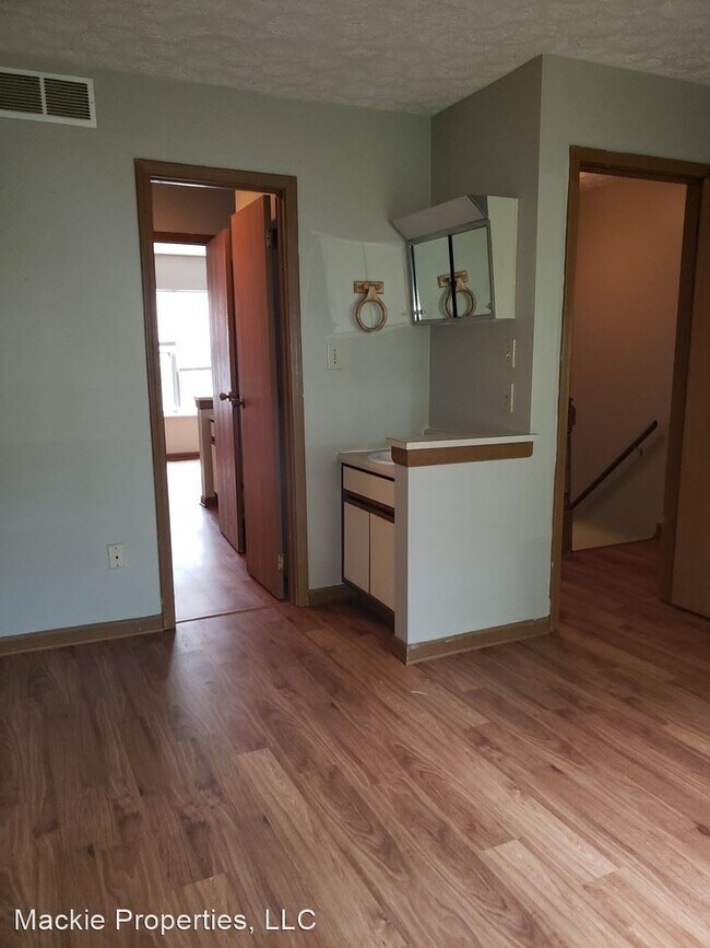 Building Photo - 3 br, 2.5 bath House - 331 East Varsity Lane
