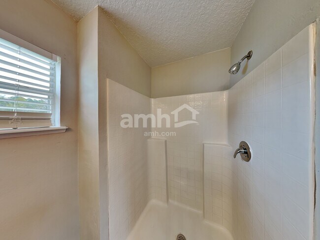 Building Photo - 49 Raintree Place