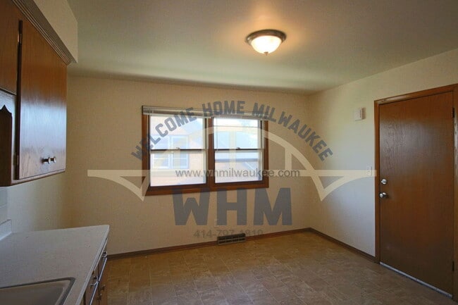 Building Photo - 8526 W Appleton Ave