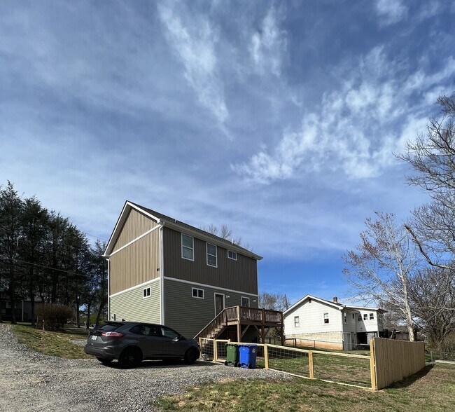 Building Photo - 106 Oscar