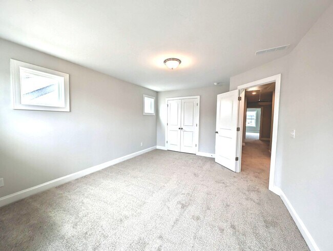 Building Photo - 722 Putney Hl Rd