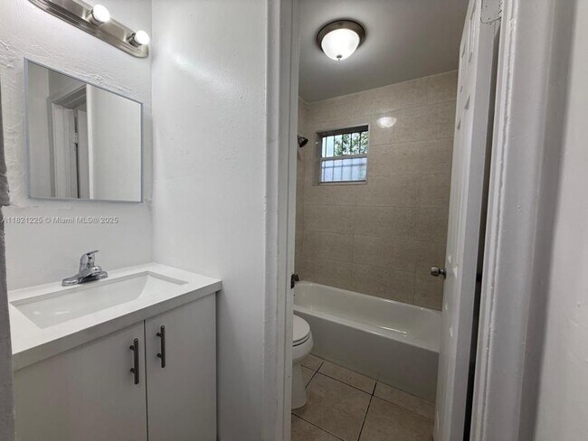 Building Photo - 2 bedroom in Miami FL 33142