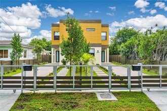 Building Photo - 2887 SW 33rd Ave