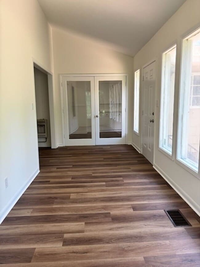 Building Photo - 3147 Shirley Dr