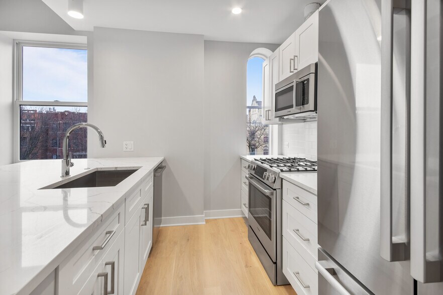 Primary Photo - 4626 N Ashland Ave