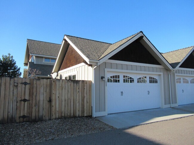 Building Photo - 2 Bed 2.5 Bath Furnished River Lakes Townhouse!