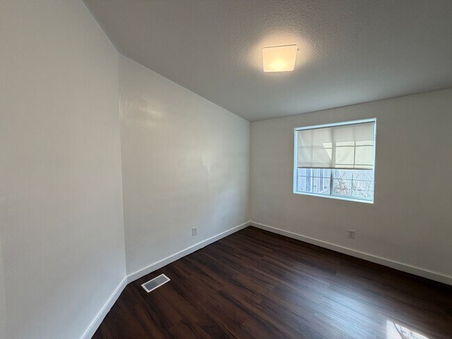 Building Photo - 3 Bedroom Single Story Home Available Near Unser Blvd SW & Bridge Blvd SW!