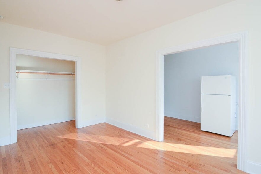 Building Photo - 2704 N Sawyer Ave