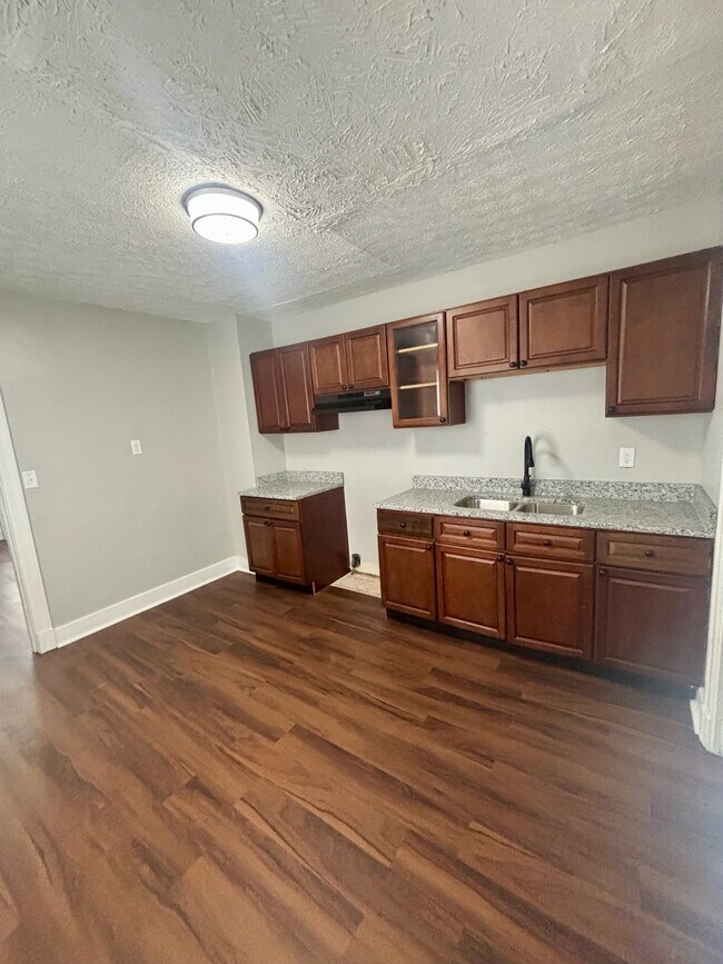 Building Photo - 1547 Longfield Ave