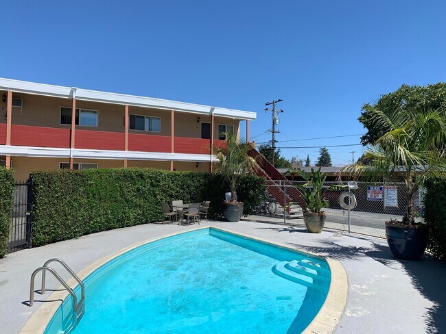 Building Photo - 925 Pomeroy Ave