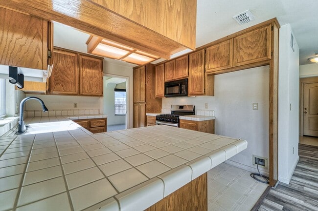 Building Photo - Spacious 4-Bedroom Home Near Happy Park