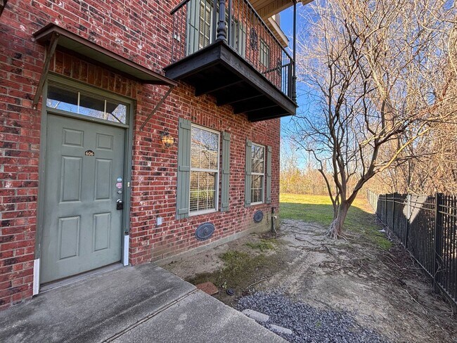 Building Photo - Three Bedroom Townhouse in Gated Community...