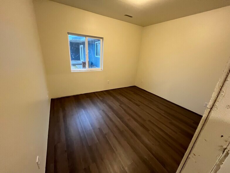 Building Photo - 327 Post Oak Dr