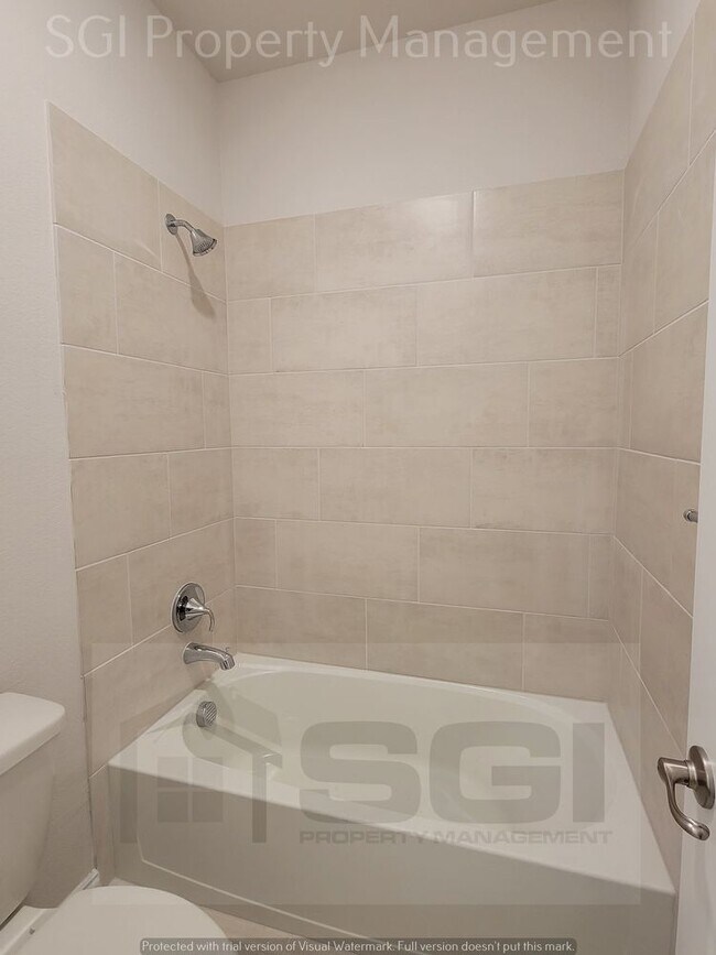 Building Photo - Incredible Brand New 6 Bedroom!!