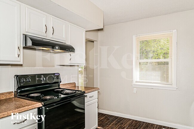 Building Photo - 6680 Foxshire Dr