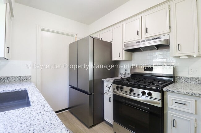Building Photo - Beautifully Redone 3 Bedroom BA House! Available for Immediate Move in!