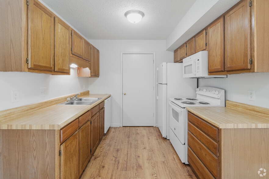 2BR, 2BR - 1,000SF - Kitchen - Forest Lake Apartments