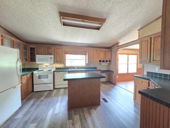 Building Photo - 3-2 Mobile Home