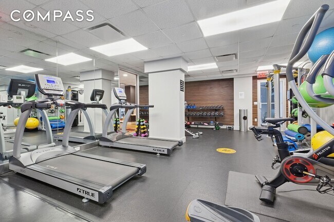 Building Photo - 319 Schermerhorn St