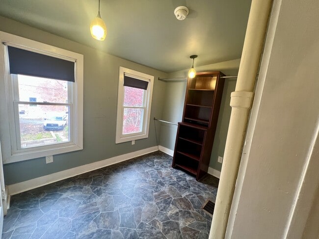 Building Photo - 533 W Walnut St