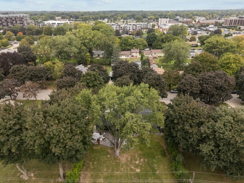 Building Photo - 1095 April Ln