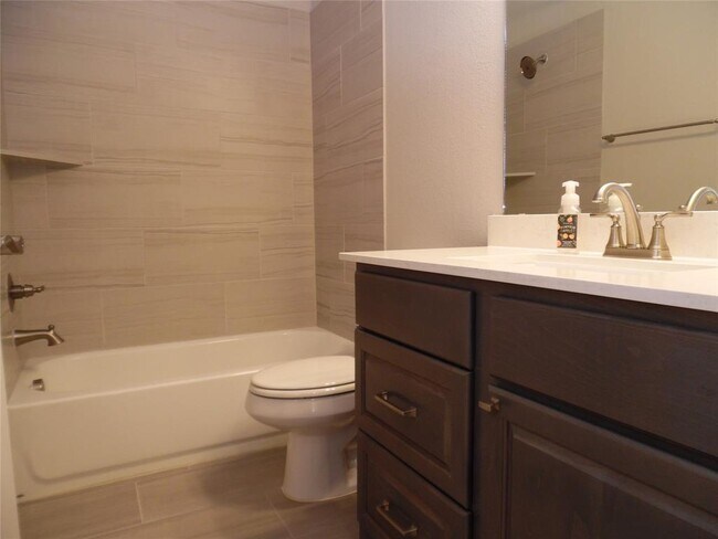 Building Photo - 225 Eagle Ford Dr