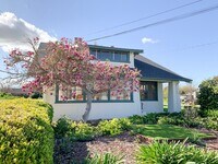 Building Photo - Charming 5 Bedroom/2 Bath Older Home in Hollister