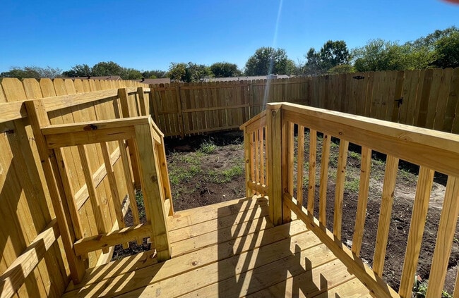 Building Photo - 6934 Crestway Dr