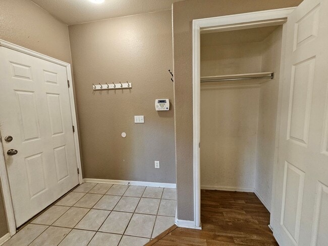 Building Photo - Beautiful Townhome - Great Location - Gara...