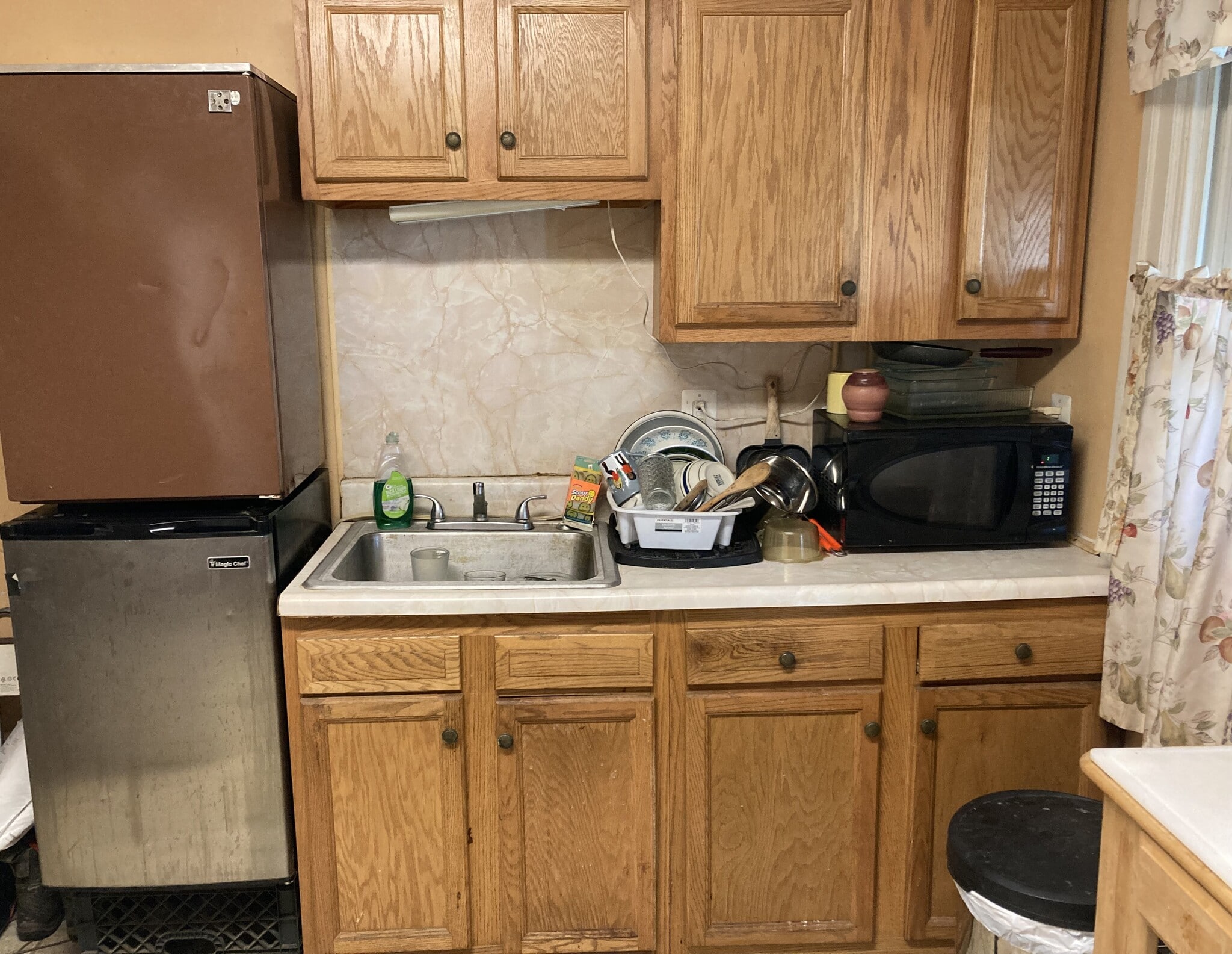 Overflow Refrigerator and Freezer, Microwave - 209 Park Ter