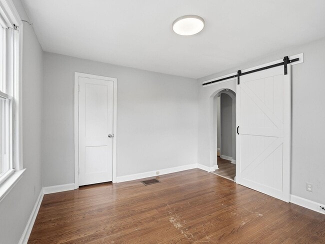 Building Photo - 4 Bedroom/1 Bathroom Home with Fenced Yard Available in SE Roanoke!
