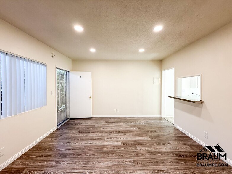 Building Photo - 15546 Vanowen St