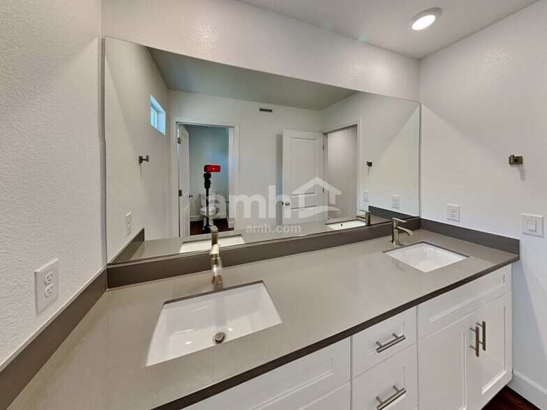 Building Photo - 10020 Spire St