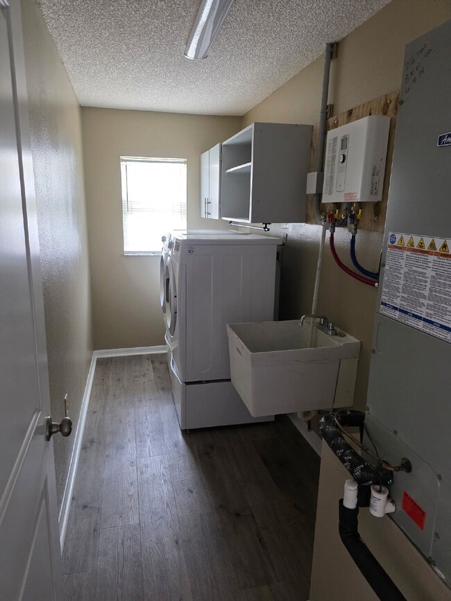 Building Photo - Large two Bedroom, 2 Bathroom, 2 Car Garage Home For Rent. *** Rent includes Water, Internet, and...