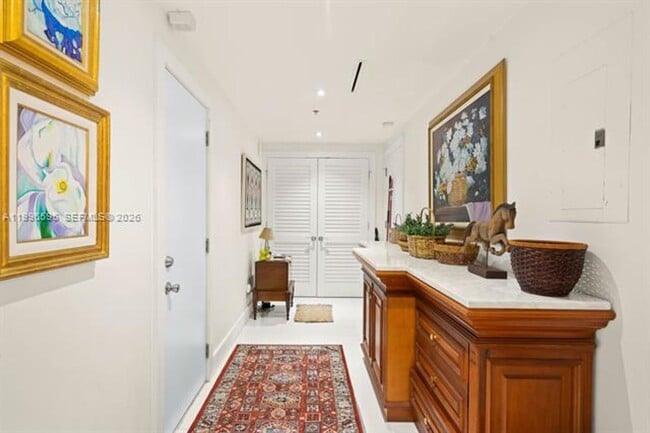 Building Photo - 1000 Venetian Way