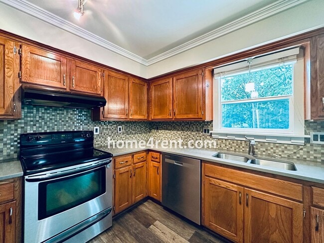 Building Photo - Wonderful Three Bedroom Olathe Home in a Q...