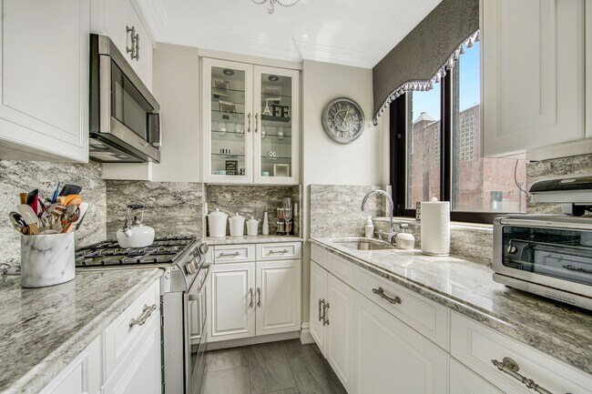 Building Photo - 304 E 65th St
