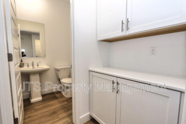 Building Photo - 3349 Hedgerow Ct