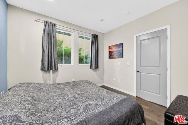 Building Photo - 5933 W Luna Park