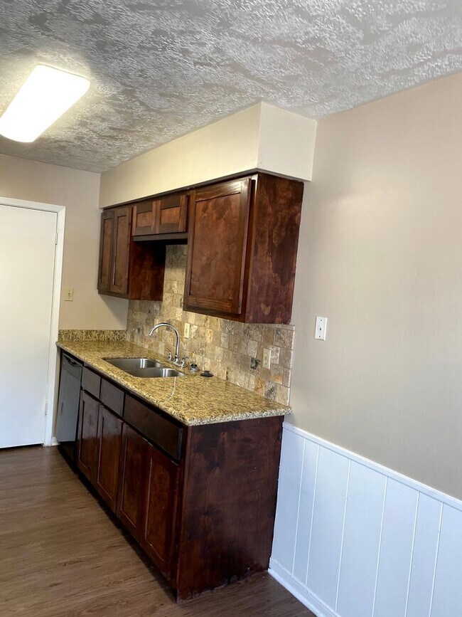 Building Photo - Cozy 2/2 Duplex Available for Prelease!