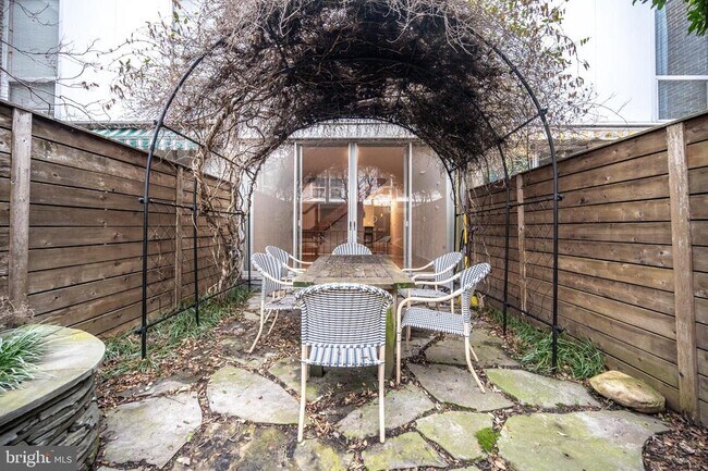 Building Photo - 302 N St SW