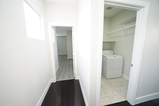 Building Photo - SHOWINGS AVAILABLE NOW