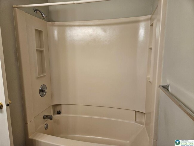 Building Photo - 1876 Mansfield St