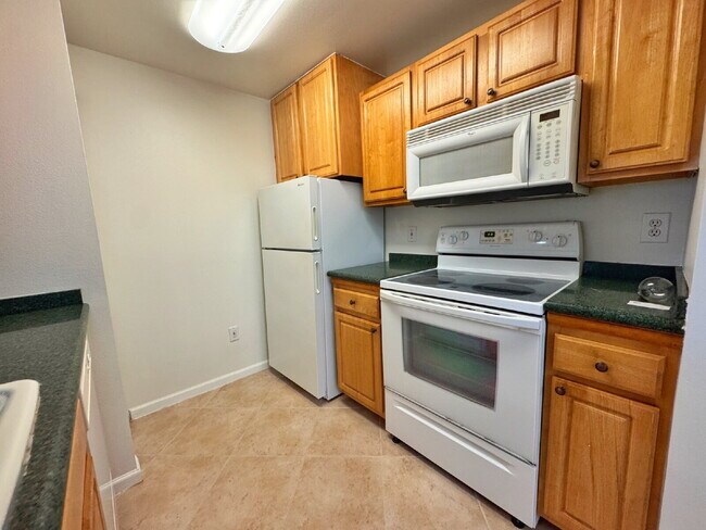 Building Photo - Las Palmas! 2 Bedroom | 2 Bathroom | Garage!